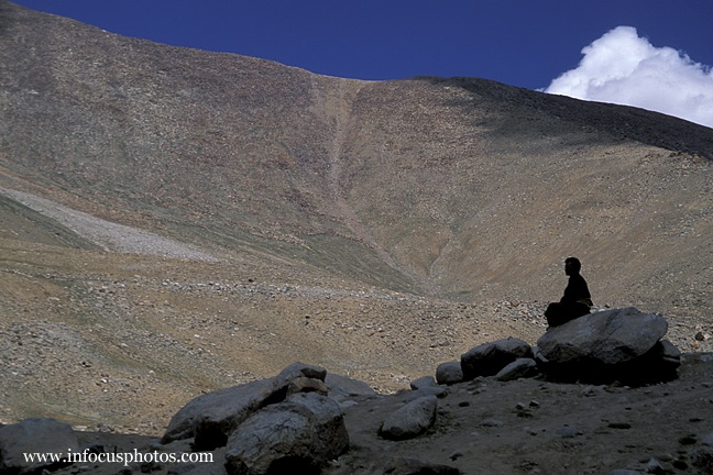 Contemplation Buddhist Khardung