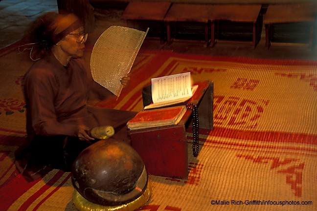 Woman Praying Chanting Bucchist Religion Thay Pagoda Sai Son